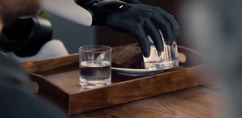 人形機器人手指關節(jié)拿杯子