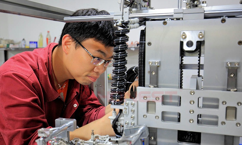 機械工程師在維護電機組裝線